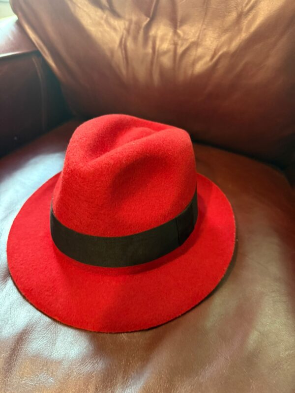 Sombrero rojo elegante
